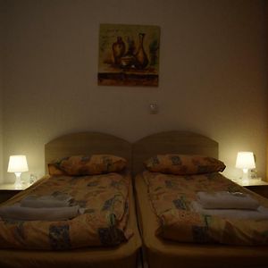 Pokój z dwoma pojedynczymi łóżkami